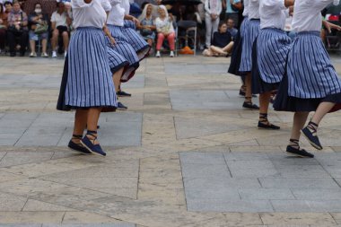 Sokakta Bask halk dansı festivali
