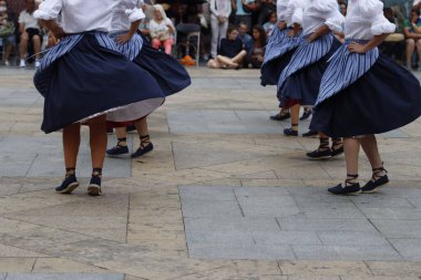 Sokakta Bask halk dansı festivali