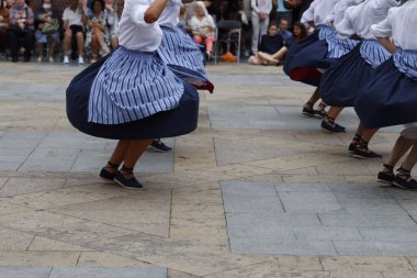 Sokakta Bask halk dansı festivali