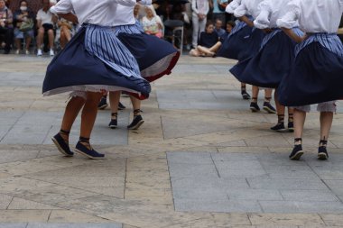 Sokakta Bask halk dansı festivali