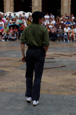 Sokakta Bask halk dansı festivali