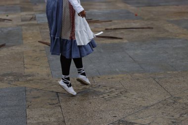 Sokakta Bask halk dansı festivali