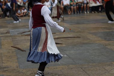 Sokakta Bask halk dansı festivali