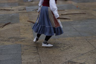 Sokakta Bask halk dansı festivali