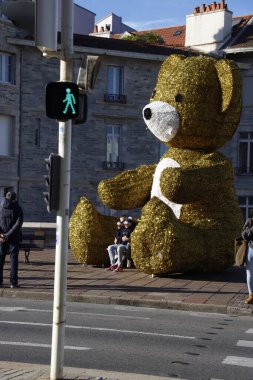 Sokaktaki altın ayıcık