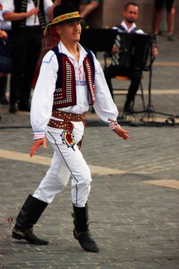 Slovak halk dansları bir açık hava festivalinde