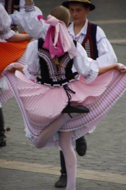 Slovak halk dansları bir açık hava festivalinde