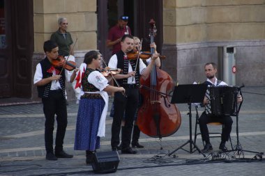 Slovak halk dansları bir açık hava festivalinde