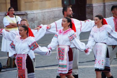 Slovak halk dansları bir açık hava festivalinde
