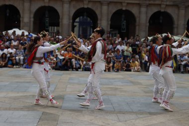 Bir sokak festivalinde Bask halk dansı