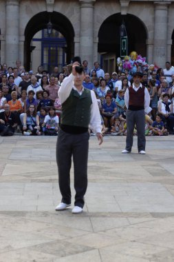 Bir sokak festivalinde Bask halk dansı