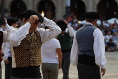 Bir sokak festivalinde Bask halk dansı