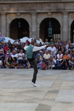 Bir sokak festivalinde Bask halk dansı