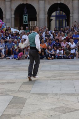 Bir sokak festivalinde Bask halk dansı