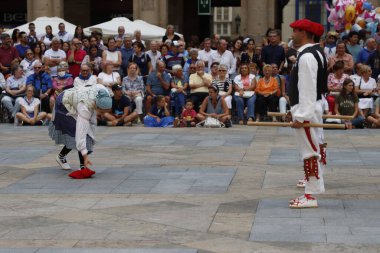 Bir sokak festivalinde Bask halk dansı