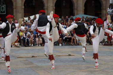 Bir sokak festivalinde Bask halk dansı
