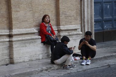 Roma şehir merkezindeki insanlar.