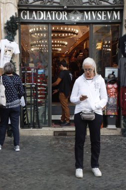 Roma şehir merkezindeki insanlar.