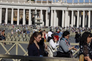 Roma şehir merkezini ziyaret eden insanlar