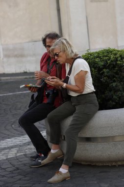 Roma şehir merkezindeki insanlar.