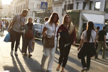 Roma şehir merkezindeki insanlar.