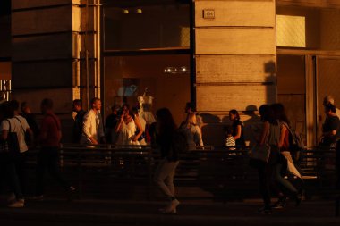 Roma şehir merkezindeki insanlar.