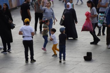 Sokakta dans eden çocuklar