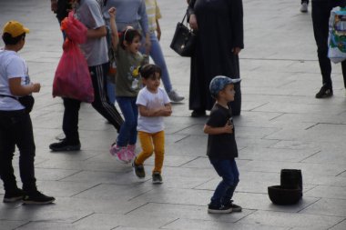 Sokakta dans eden çocuklar