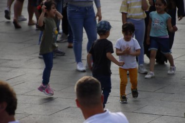 Sokakta dans eden çocuklar