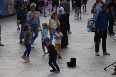 Sokakta dans eden çocuklar