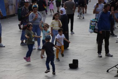 Sokakta dans eden çocuklar