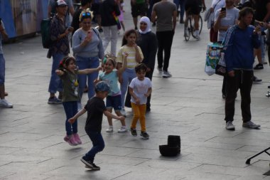 Sokakta dans eden çocuklar