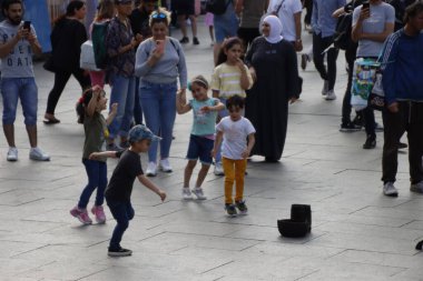Sokakta dans eden çocuklar