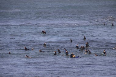 Bayonne, Fransa 'da güneşli bir kış gününde sörf yapmak