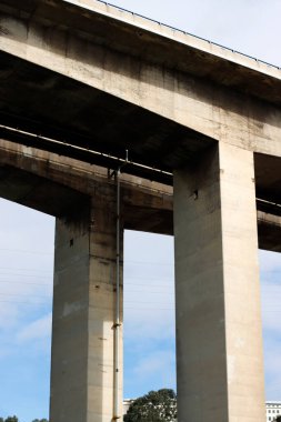 Bilbao nehri üzerindeki köprü.