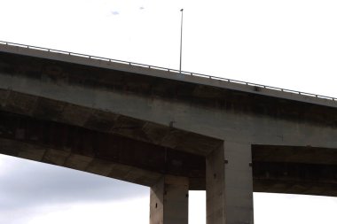 Bilbao nehri üzerindeki köprü.