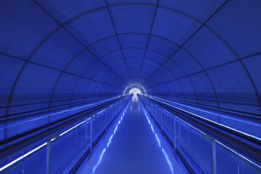 Bir metro istasyonunda koridor