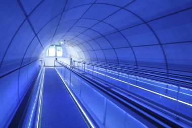 Bir metro istasyonunda koridor