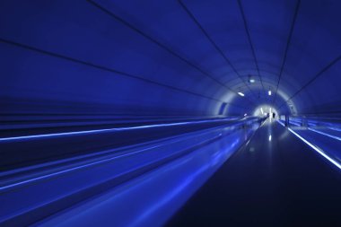 Bir metro istasyonunda koridor