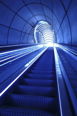 Bir metro istasyonunda koridor