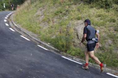 İnsanlar dağa tırmanıyor.