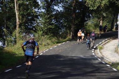 İnsanlar dağa tırmanıyor.