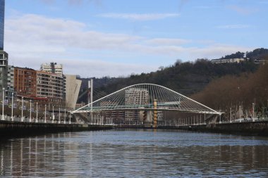 Bilbao nehri üzerindeki köprü.