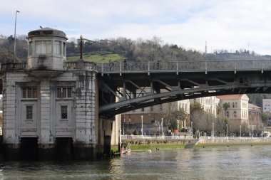 Bilbao nehri üzerindeki köprü.