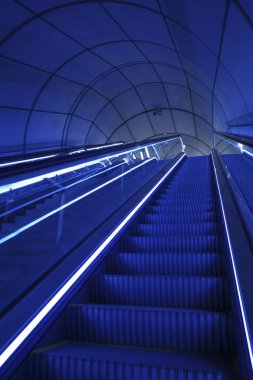 Bir metro istasyonunda koridor