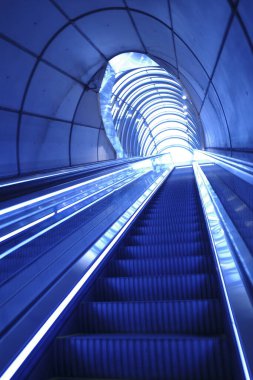 Bir metro istasyonunda koridor