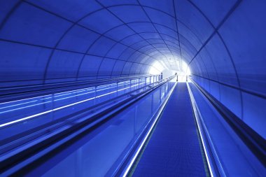 Bir metro istasyonunda koridor