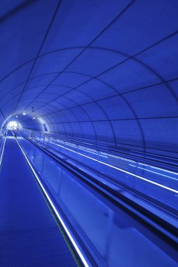 Bir metro istasyonunda koridor