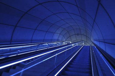 Bir metro istasyonunda koridor
