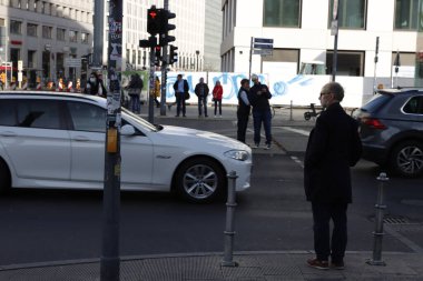 Berlin şehir merkezindeki insanlar.